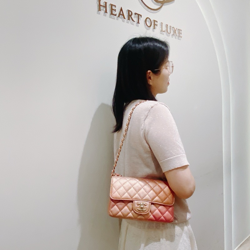 TK1693 CHANEL 香奈兒經典翻蓋式菱格款幻彩粉紅色肩帶包包CLASSIC FLAP MINI 20CM SUNSET IRIDESCENT-1