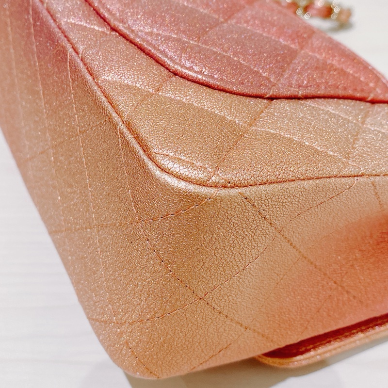 TK1693 CHANEL 香奈兒經典翻蓋式菱格款幻彩粉紅色肩帶包包CLASSIC FLAP MINI 20CM SUNSET IRIDESCENT-9