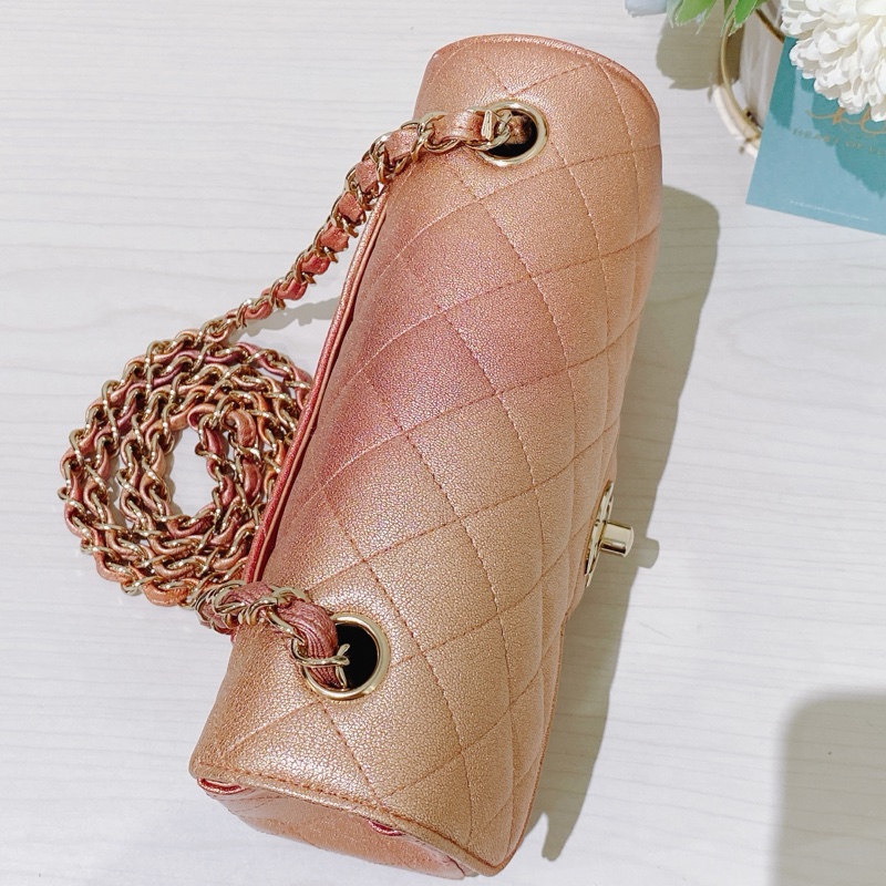 TK1693 CHANEL 香奈兒經典翻蓋式菱格款幻彩粉紅色肩帶包包CLASSIC FLAP MINI 20CM SUNSET IRIDESCENT-17