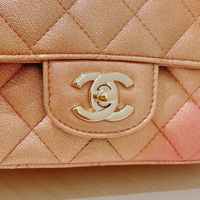 TK1693 CHANEL 香奈兒經典翻蓋式菱格款幻彩粉紅色肩帶包包CLASSIC FLAP MINI 20CM SUNSET IRIDESCENT-18