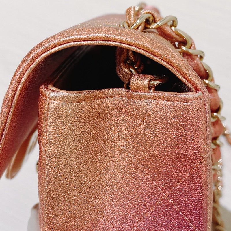 TK1693 CHANEL 香奈兒經典翻蓋式菱格款幻彩粉紅色肩帶包包CLASSIC FLAP MINI 20CM SUNSET IRIDESCENT-19