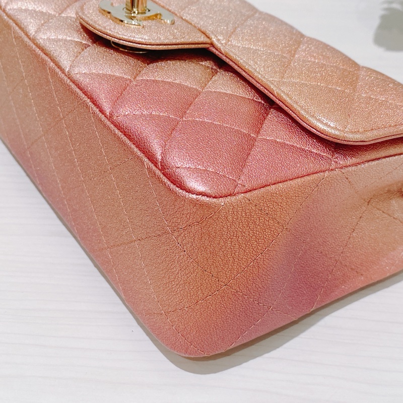 TK1693 CHANEL 香奈兒經典翻蓋式菱格款幻彩粉紅色肩帶包包CLASSIC FLAP MINI 20CM SUNSET IRIDESCENT-25