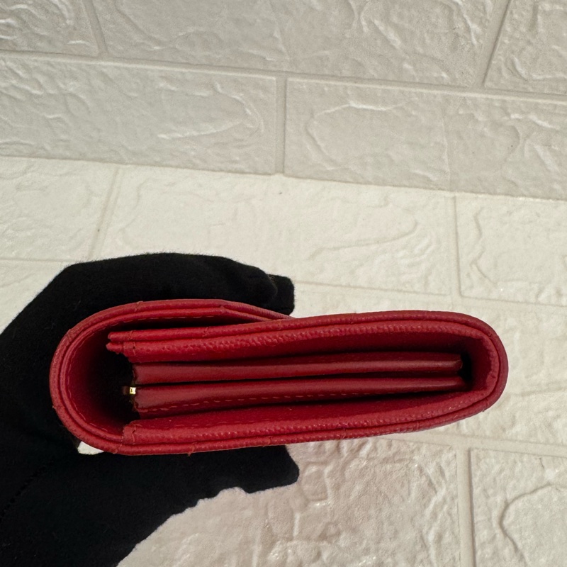 YSL紅色荔枝皮金logo釦式長夾-2