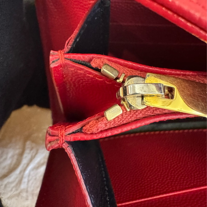 YSL紅色荔枝皮金logo釦式長夾-14