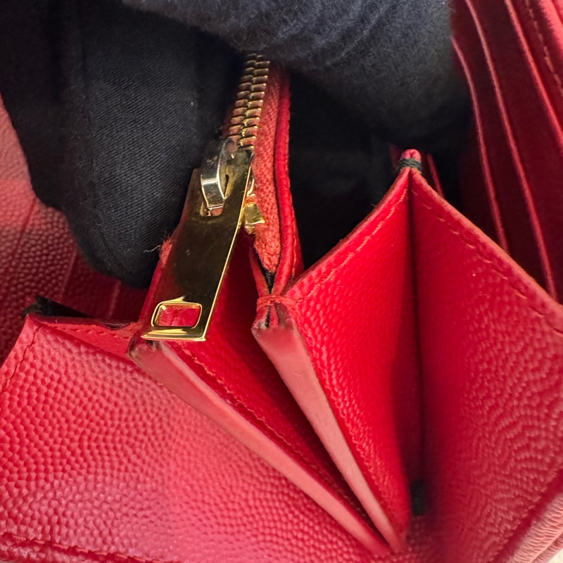 YSL紅色荔枝皮金logo釦式長夾-18