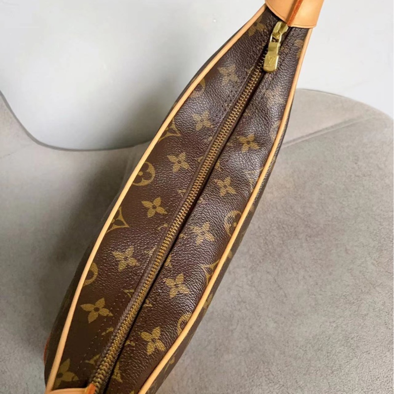 9新全網最低 #櫃上在售8萬 Lv牛角包小號 肩帶🉑調 大容量耐操耐用-16