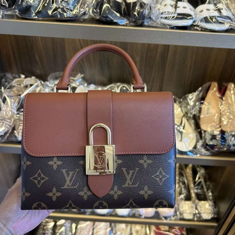 限時特價 Lv爆款鎖頭包 全套包裝 有發票 芯片款 買回只用兩次 有內袋 五金有貼膜幾乎全新 原價近八萬-2