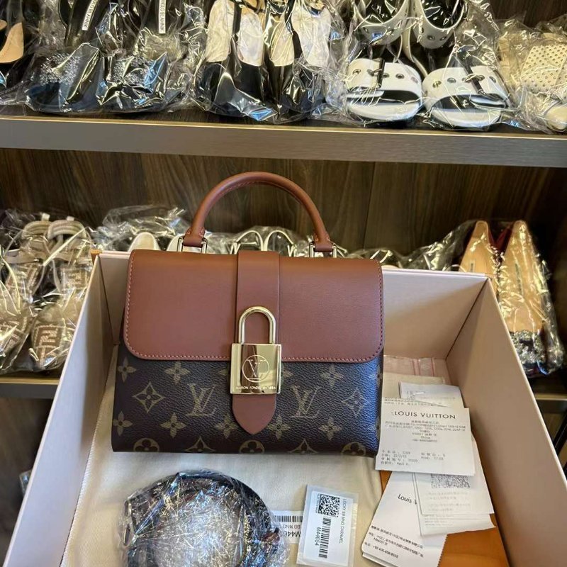 限時特價 Lv爆款鎖頭包 全套包裝 有發票 芯片款 買回只用兩次 有內袋 五金有貼膜幾乎全新 原價近八萬-4