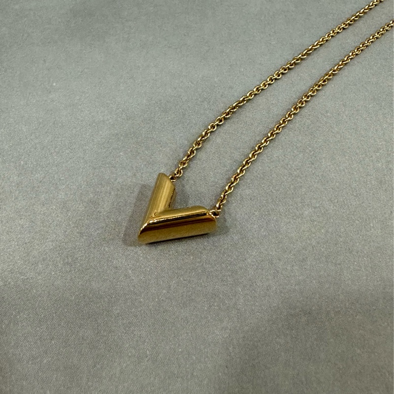 LV m61083 金色essential v字項鍊-1