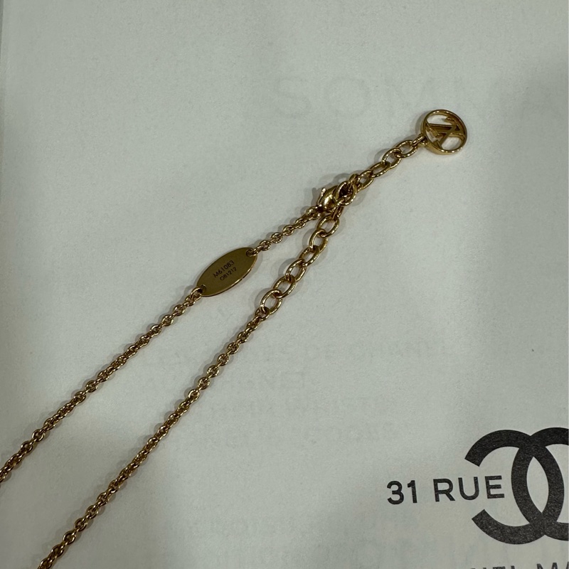 LV m61083 金色essential v字項鍊-2