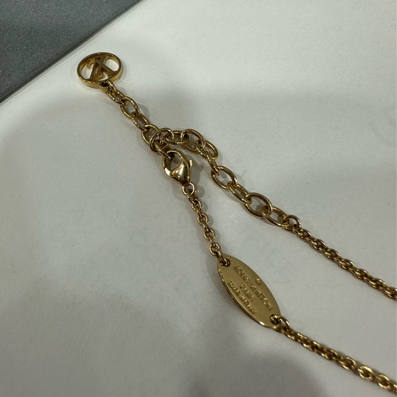LV m61083 金色essential v字項鍊-4