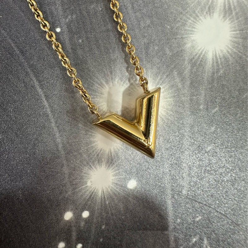 LV m61083 金色essential v字項鍊-6