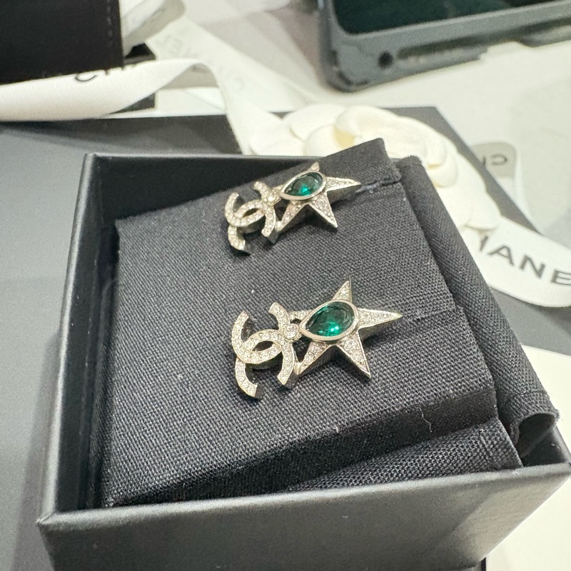 Chanel 銀色鑲鑽雙C logo+立體星星綴綠寶石 針式耳環/貼耳款-1