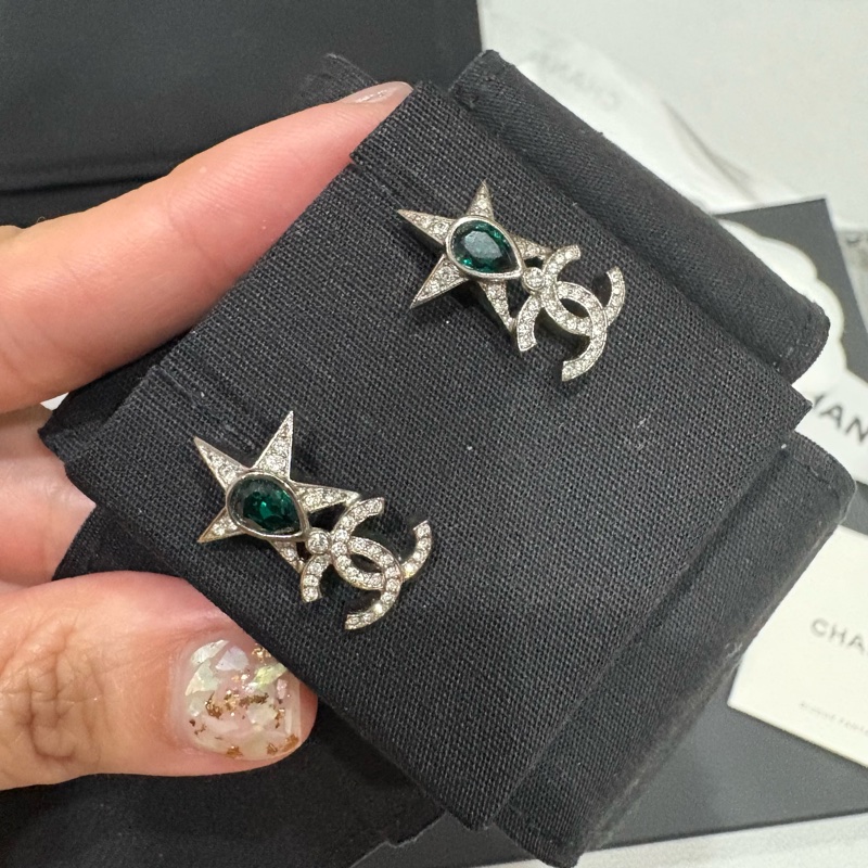Chanel 銀色鑲鑽雙C logo+立體星星綴綠寶石 針式耳環/貼耳款-5