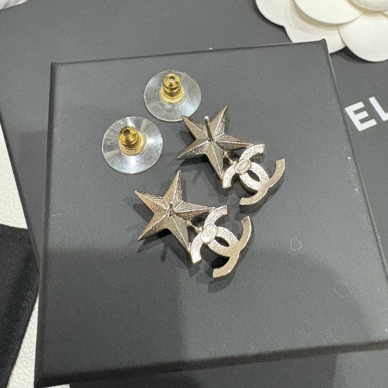 Chanel 銀色鑲鑽雙C logo+立體星星綴綠寶石 針式耳環/貼耳款-6