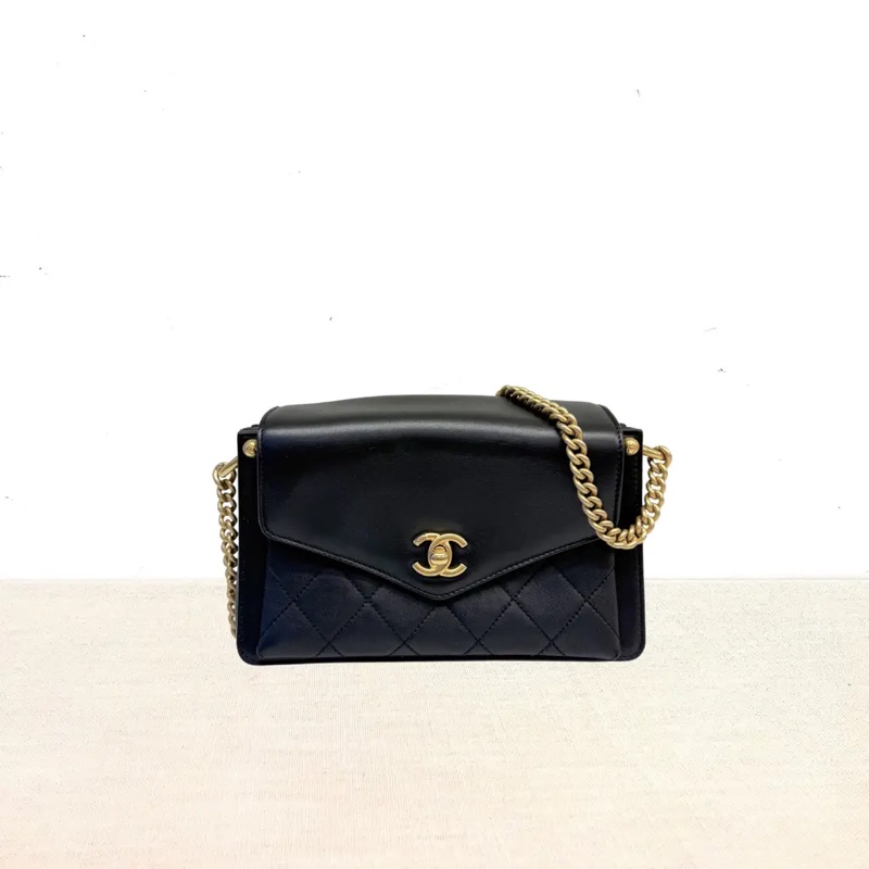 Chanel 季節性黑色斜背包 翻蓋包-0