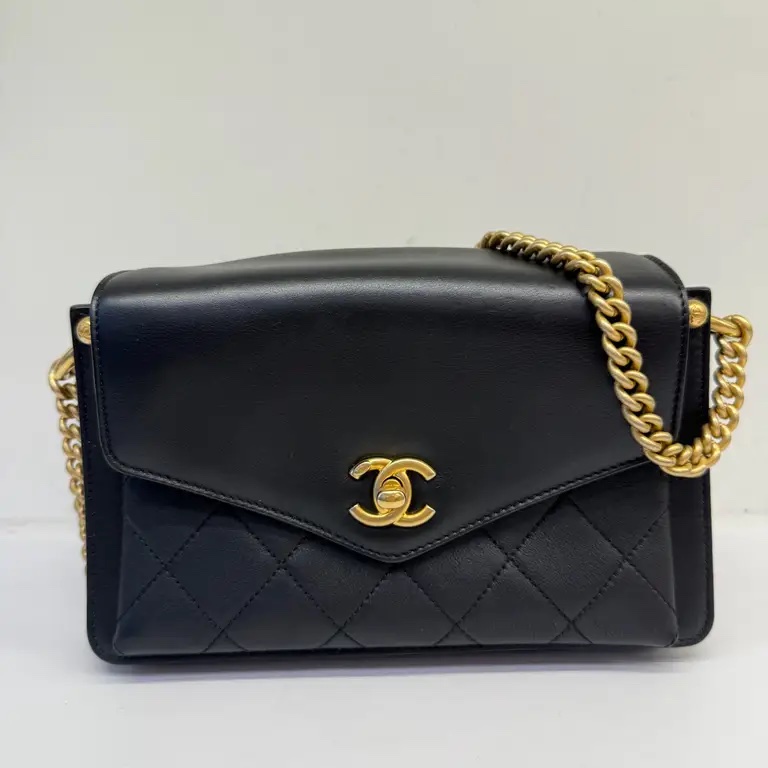 Chanel 季節性黑色斜背包 翻蓋包-1