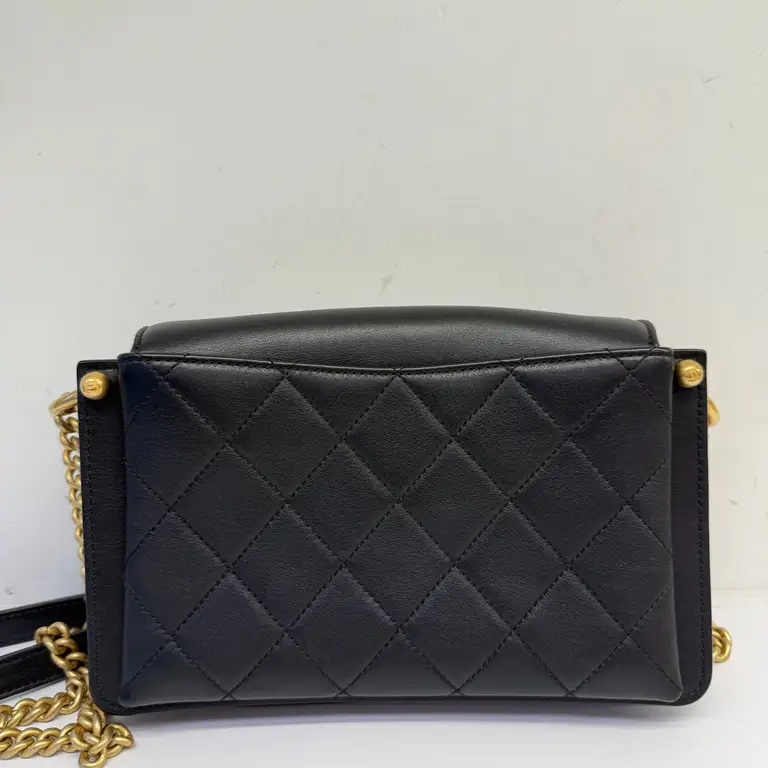 Chanel 季節性黑色斜背包 翻蓋包-2