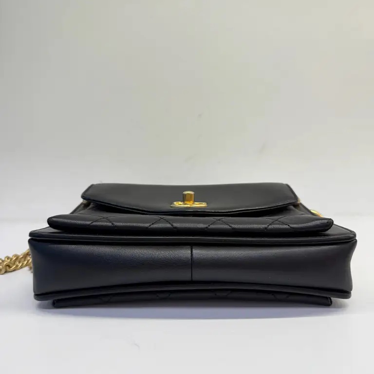 Chanel 季節性黑色斜背包 翻蓋包-4