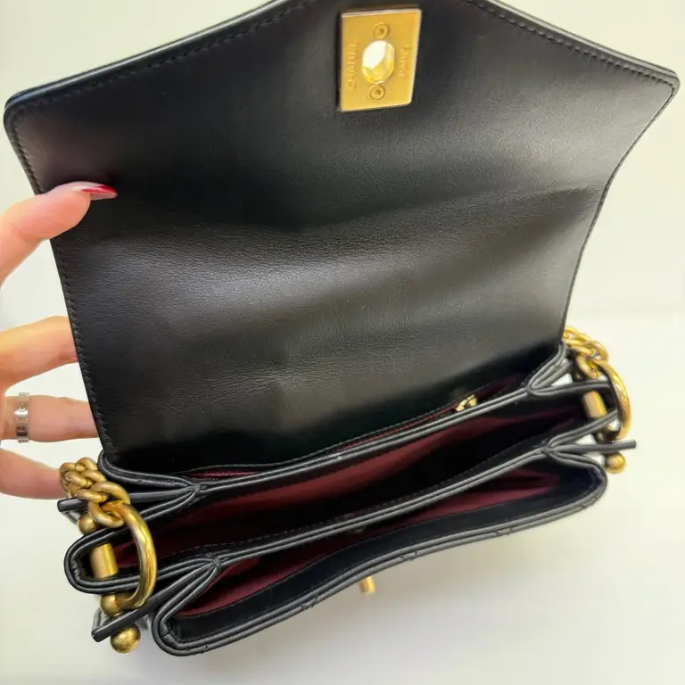 Chanel 季節性黑色斜背包 翻蓋包-8