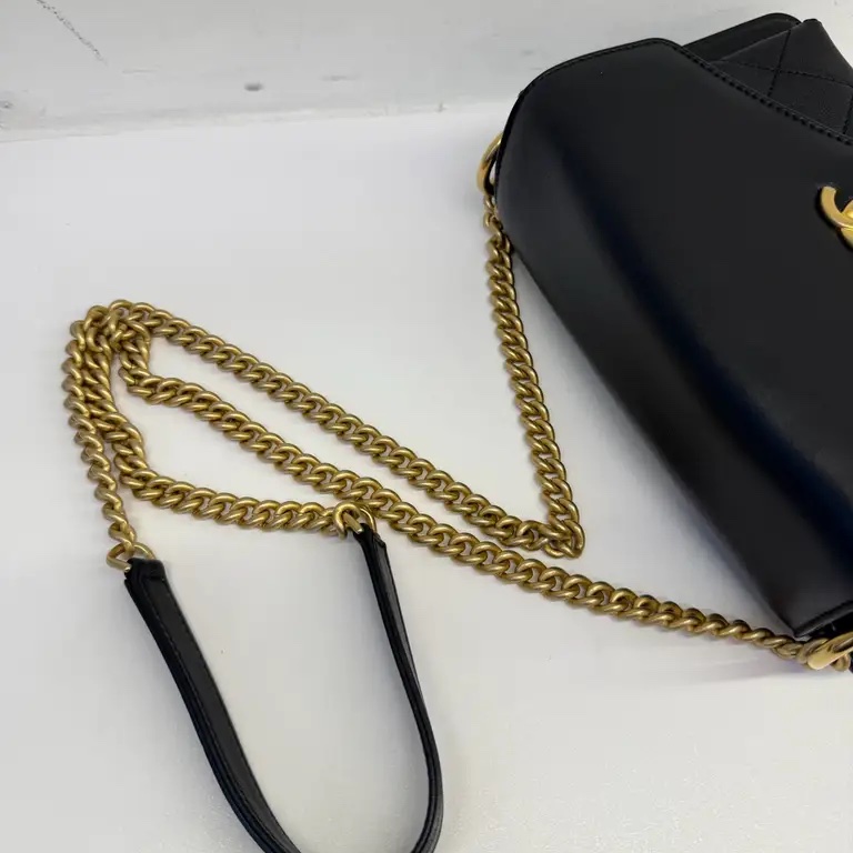 Chanel 季節性黑色斜背包 翻蓋包-9