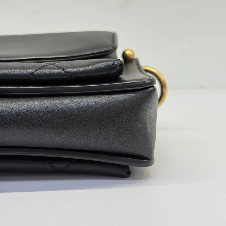 Chanel 季節性黑色斜背包 翻蓋包-11