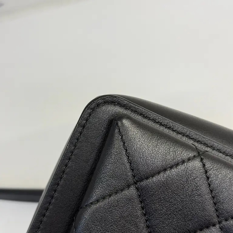 Chanel 季節性黑色斜背包 翻蓋包-14