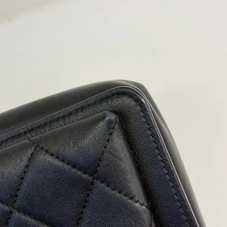 Chanel 季節性黑色斜背包 翻蓋包-16