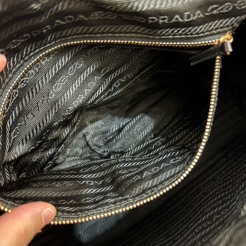 Prada Nylon黑金法棍包🧡-10