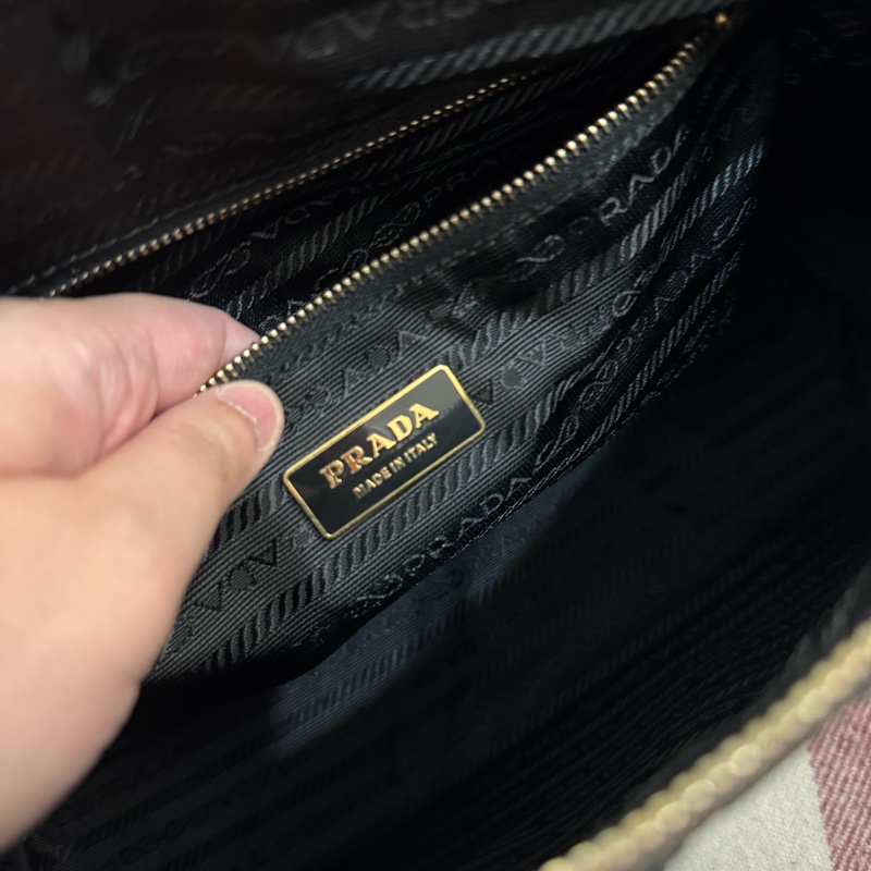 Prada Nylon黑金法棍包🧡-11