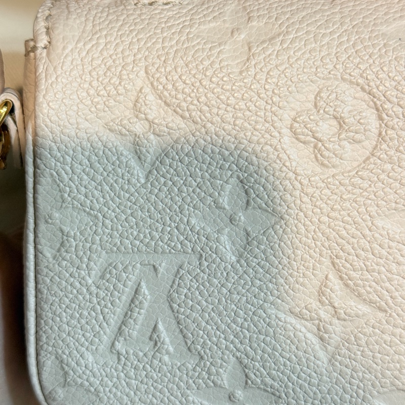 專櫃五折🤚LV奶昔白 斜背錢包🤍奶油白 牛皮壓紋 迷你郵差包 斜背包-12