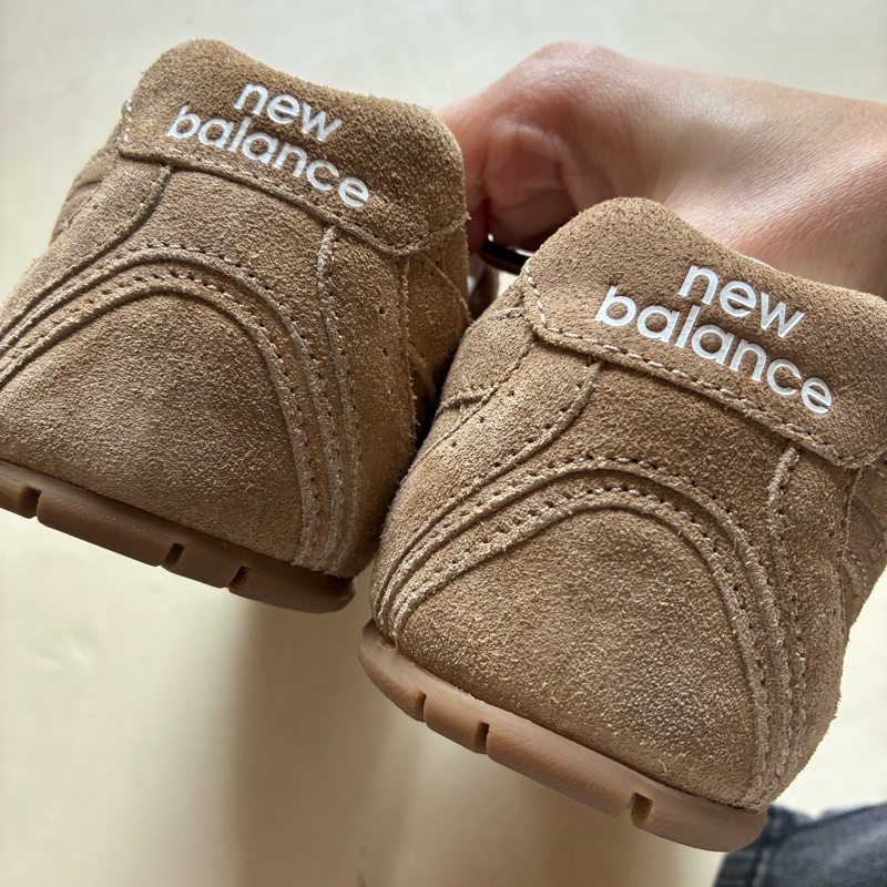 MIU MIU x New Balance 530 麂皮拼網眼運動鞋 亞麻色-10