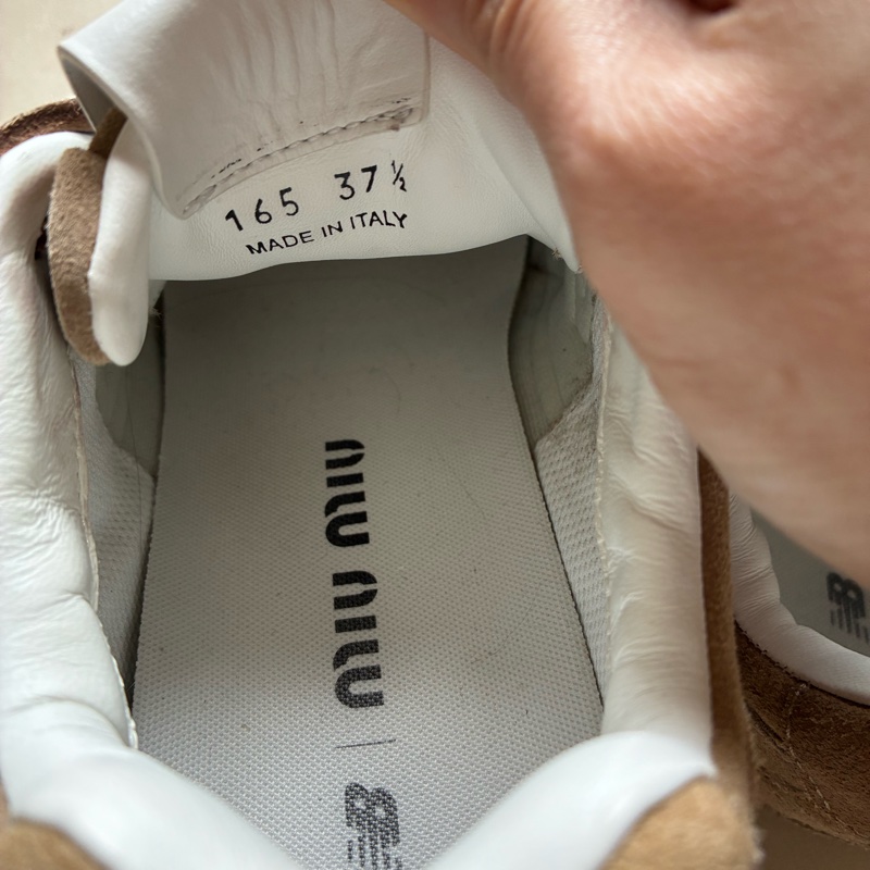 MIU MIU x New Balance 530 麂皮拼網眼運動鞋 亞麻色-11