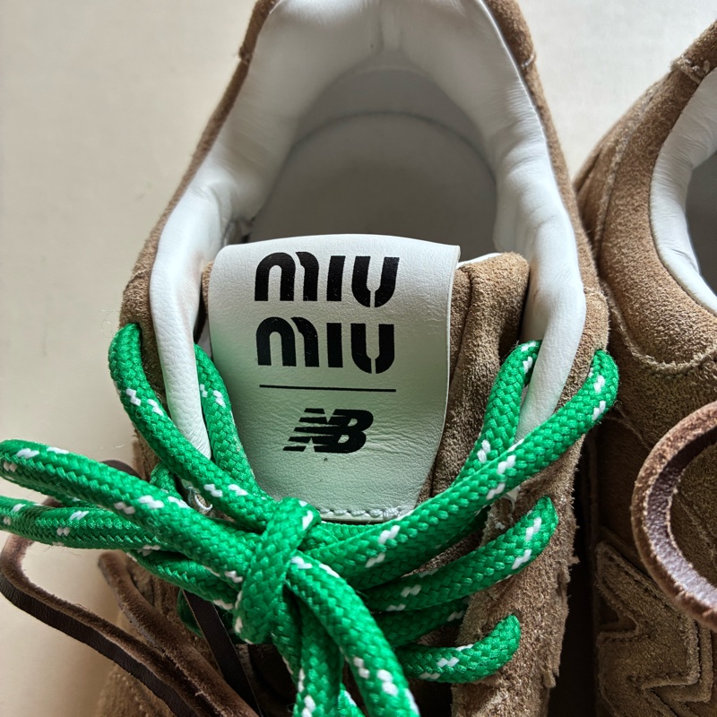 MIU MIU x New Balance 530 麂皮拼網眼運動鞋 亞麻色-15
