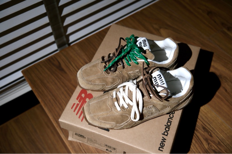 MIU MIU x New Balance 530 麂皮拼網眼運動鞋 亞麻色-0