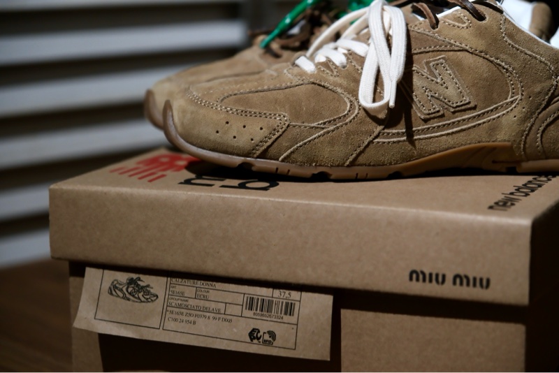 MIU MIU x New Balance 530 麂皮拼網眼運動鞋 亞麻色-1