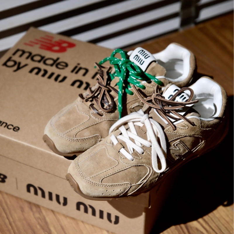 MIU MIU x New Balance 530 麂皮拼網眼運動鞋 亞麻色-2
