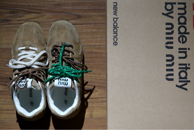 MIU MIU x New Balance 530 麂皮拼網眼運動鞋 亞麻色-6