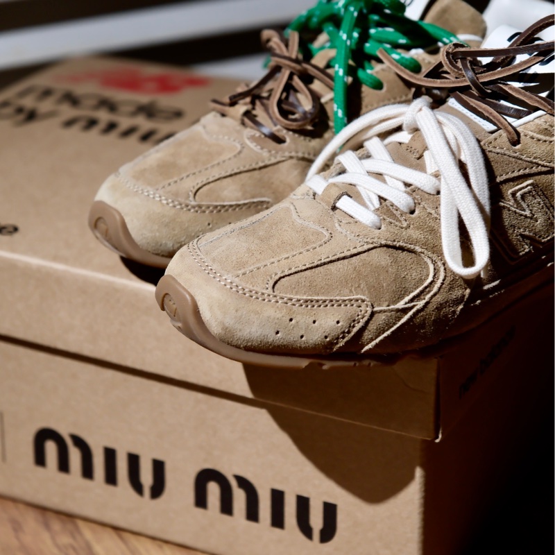 MIU MIU x New Balance 530 麂皮拼網眼運動鞋 亞麻色-7