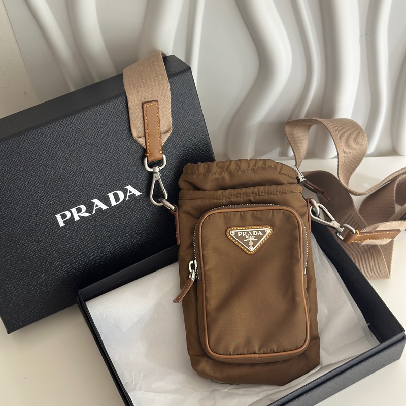 「登山運動超適合」Prada 手機包 軍綠色-2