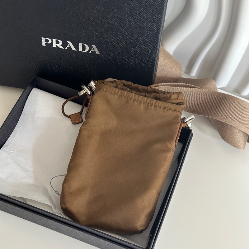 「登山運動超適合」Prada 手機包 軍綠色-3