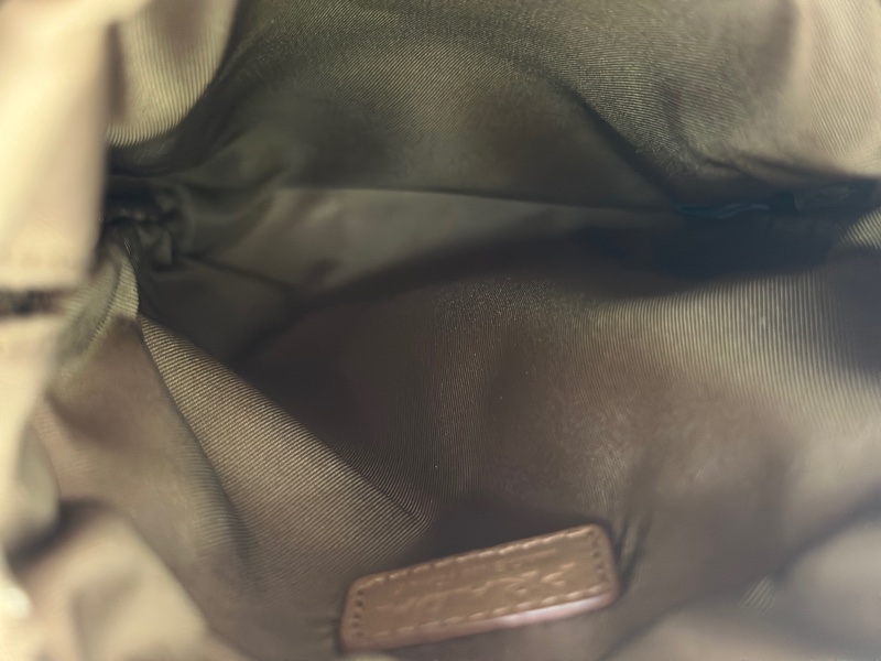 「登山運動超適合」Prada 手機包 軍綠色-15