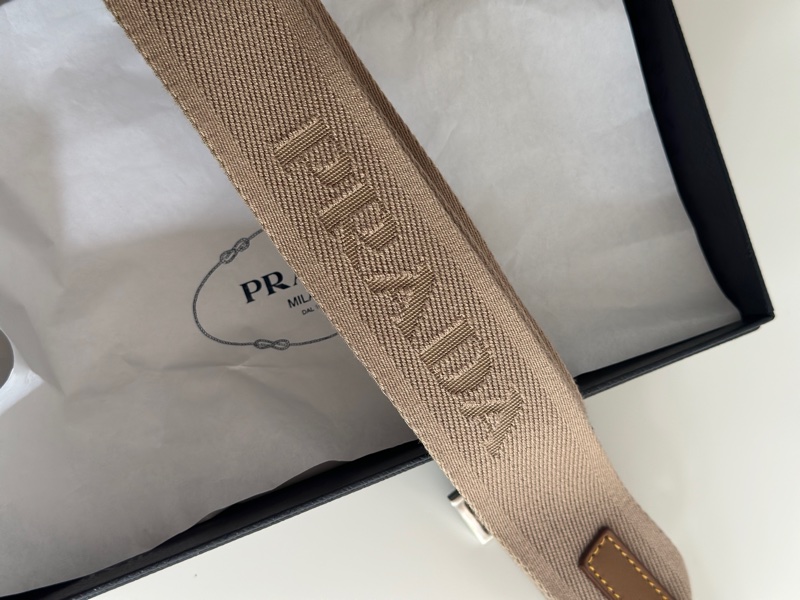 「登山運動超適合」Prada 手機包 軍綠色-22