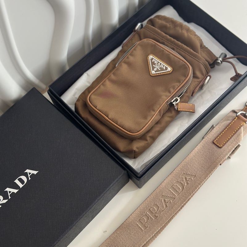「登山運動超適合」Prada 手機包 軍綠色-24