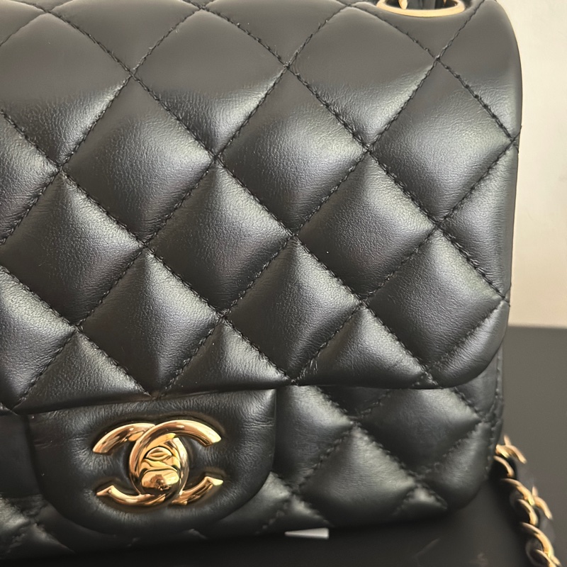 「最新晶片款」Chanel 黑金羊皮方胖-7