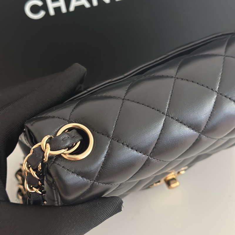 「最新晶片款」Chanel 黑金羊皮方胖-8