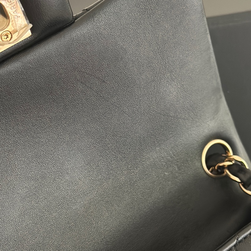 「最新晶片款」Chanel 黑金羊皮方胖-10