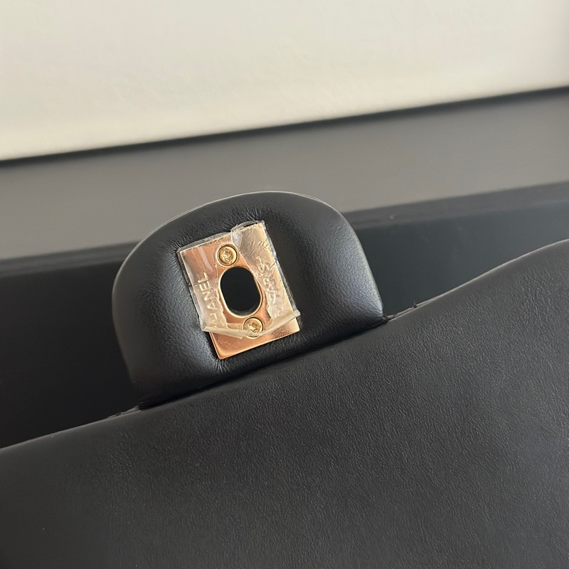 「最新晶片款」Chanel 黑金羊皮方胖-11