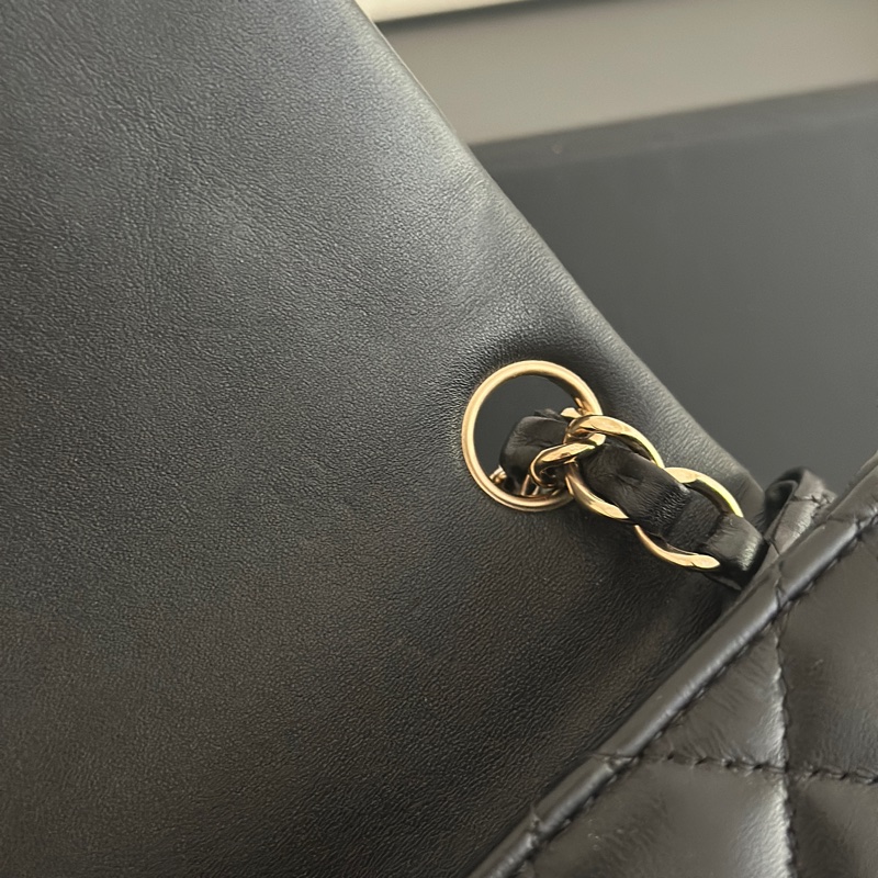 「最新晶片款」Chanel 黑金羊皮方胖-12