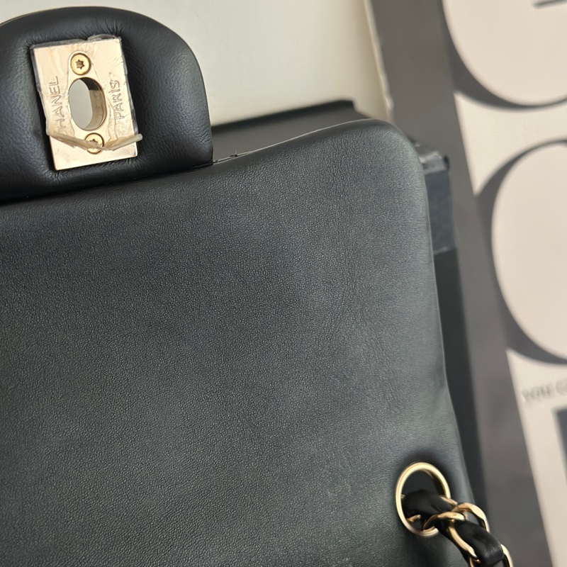 「最新晶片款」Chanel 黑金羊皮方胖-13